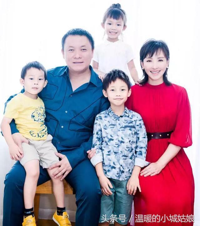 19歲一出道就住地下室！25歲結婚連生三胎  導演老公為44歲的她「量身訂做一部劇」