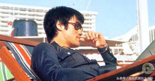 為李小龍一生不嫁！她20歲「演俠女驚艷香港」  如今68歲氣質超然讓網友大讚：真性情