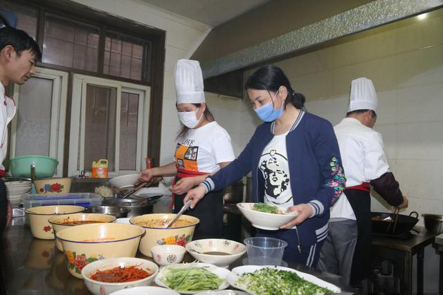 老闆娘每天給「老奶奶與小女孩」免費煮麵吃 孰不知小女孩卻是她的親生女兒!