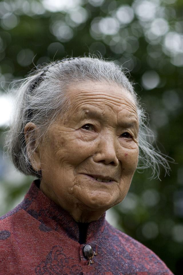 老闆娘每天給「老奶奶與小女孩」免費煮麵吃 孰不知小女孩卻是她的親生女兒!