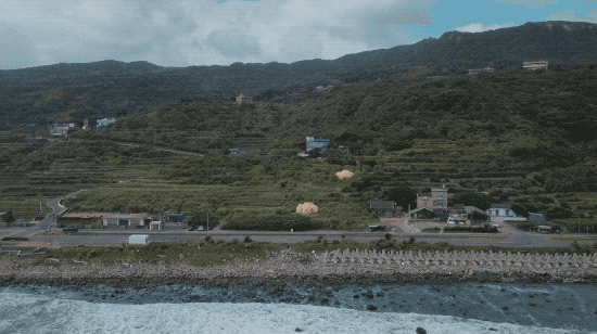 台北退休老師，花10年時間在海邊建造「土房子」！冬暖夏涼還能防地震，完勝日本建築大師！