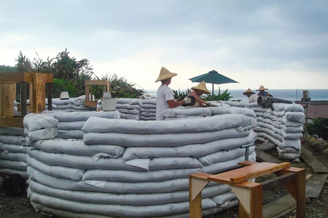 台北退休老師，花10年時間在海邊建造「土房子」！冬暖夏涼還能防地震，完勝日本建築大師！