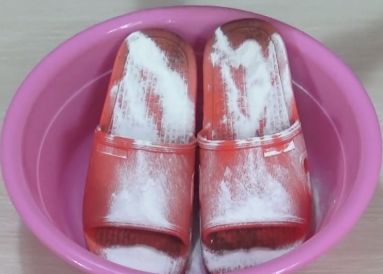 拖鞋很黑怎麼也洗不掉？教你簡單一招「小蘇打+白醋」舊鞋變新鞋