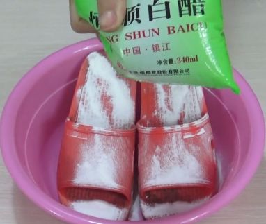 拖鞋很黑怎麼也洗不掉？教你簡單一招「小蘇打+白醋」舊鞋變新鞋