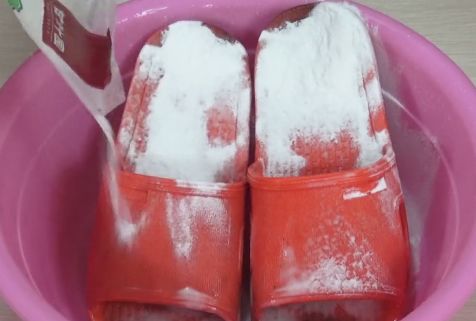 拖鞋很黑怎麼也洗不掉？教你簡單一招「小蘇打+白醋」舊鞋變新鞋