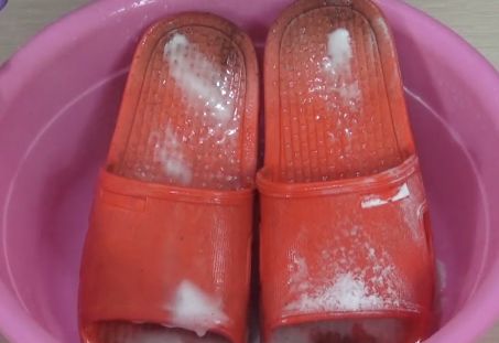 拖鞋很黑怎麼也洗不掉？教你簡單一招「小蘇打+白醋」舊鞋變新鞋