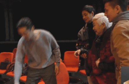 89歲奶奶粉絲生病！胡歌「跪趴在地簽名打氣」 紳士舉動暖翻萬人：他是我們榜樣