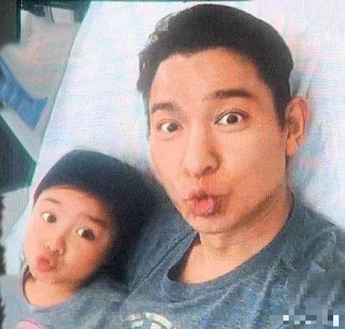 劉德華女兒愛心照曝光！細看大眼超像朱麗倩 「夫妻共擠觀眾席」化身女兒粉絲