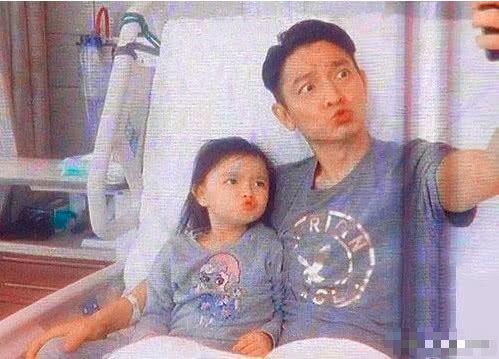 劉德華女兒愛心照曝光！細看大眼超像朱麗倩 「夫妻共擠觀眾席」化身女兒粉絲