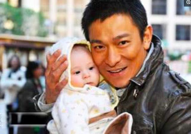 劉德華女兒愛心照曝光！細看大眼超像朱麗倩 「夫妻共擠觀眾席」化身女兒粉絲