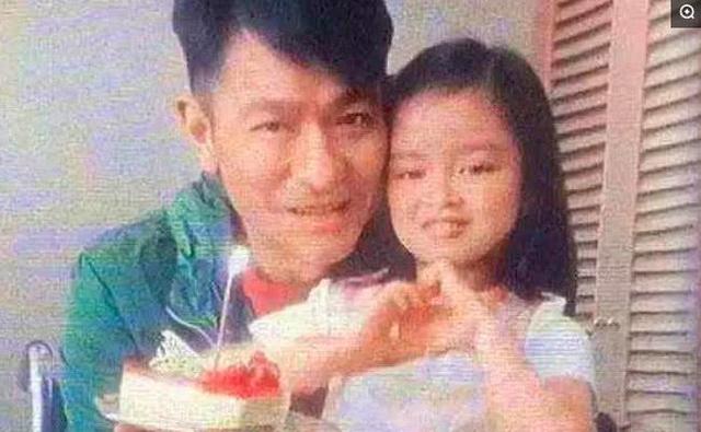 劉德華女兒愛心照曝光！細看大眼超像朱麗倩 「夫妻共擠觀眾席」化身女兒粉絲