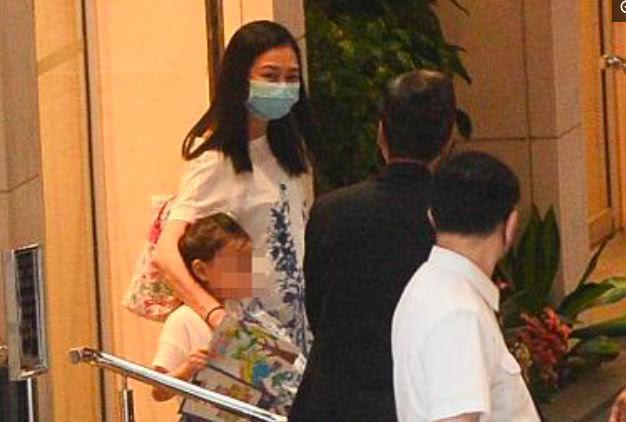 劉德華女兒愛心照曝光！細看大眼超像朱麗倩 「夫妻共擠觀眾席」化身女兒粉絲