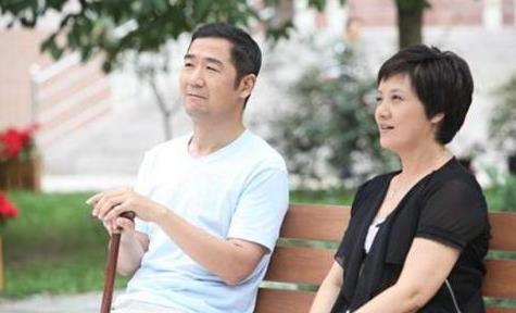 張國立為61歲愛妻慶生「蛋糕藏愛意」　老婆衣著樸素氣質不減當年！
