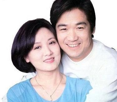 張國立為61歲愛妻慶生「蛋糕藏愛意」　老婆衣著樸素氣質不減當年！
