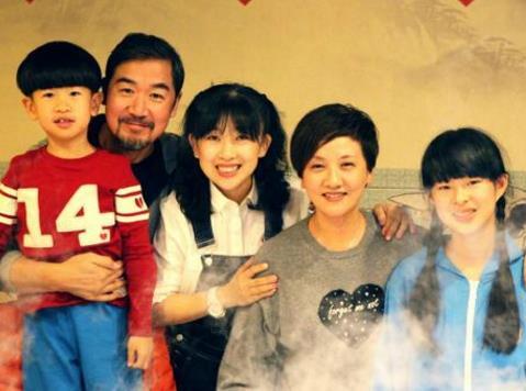 張國立為61歲愛妻慶生「蛋糕藏愛意」　老婆衣著樸素氣質不減當年！