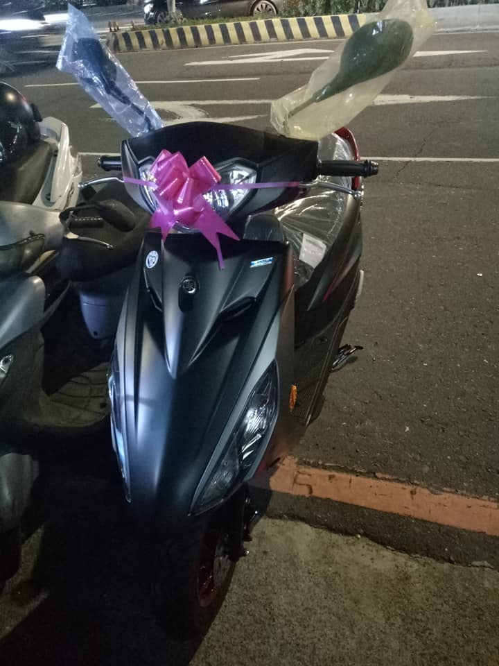 上輩子情人！10年舊車騎一半狂熄火 女兒們「送7萬YAMAHA機車」感動節儉爸：躲廁所淚崩