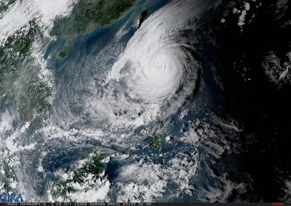 可能侵台！玉兔颱風回頭北轉「豪大雨連下4天」　 氣象局呼籲：共伴效應「降雨狂襲這些地區」