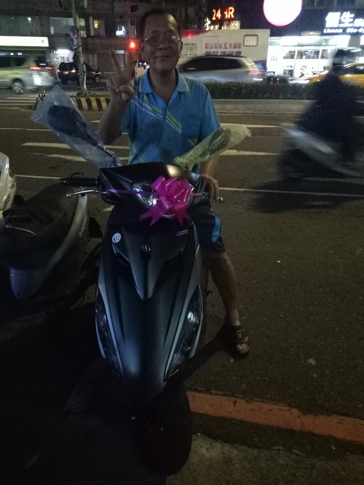 上輩子情人！10年舊車騎一半狂熄火 女兒們「送7萬YAMAHA機車」感動節儉爸：躲廁所淚崩