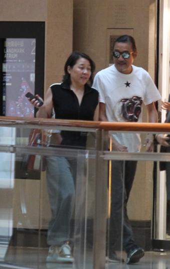 「模範老公」梁家輝和愛妻商場逛街被偷拍　「緊牽31年從未鬆手」令人動容：最美的愛情