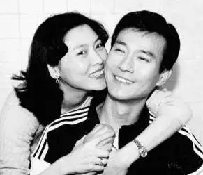 元配退位她上位！一起走過風雨28年沒緋聞  鄭少秋「演唱會向她深情告白」：有個好老婆真好