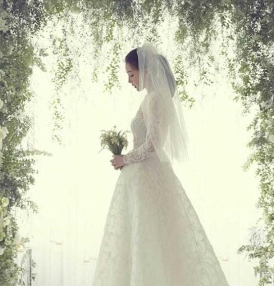 崔智友婚後7月美照曝光！與小9歲老公「一見鍾情」　新婚生活甜蜜「被當女兒一樣寵愛」