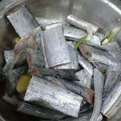 炸帶魚時，千萬別直接下鍋炸，多加1步，帶魚外脆裡嫩！