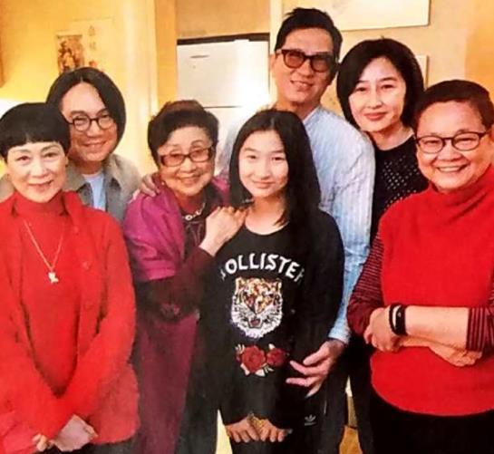 張家輝12歲女兒住上億豪宅，自己卻被拍到穿著...勤儉精神令人讚嘆！