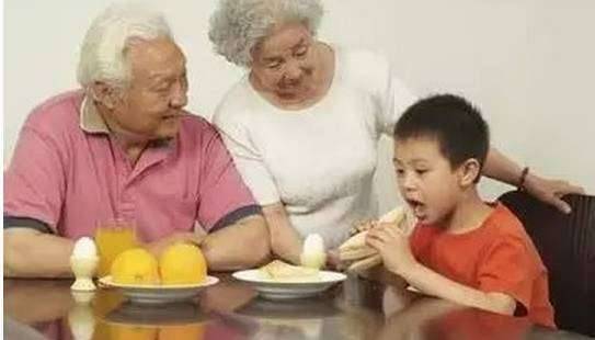 一位老人在兒女家帶孫子感言，太有感觸了帶不帶孫都要看！