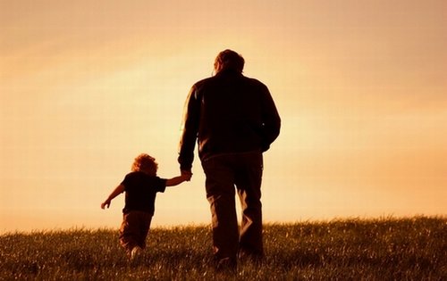 暗巷中看見「怪物」父摀住兒子眼，30年後翻出爸爸日記一切終於真相大白！