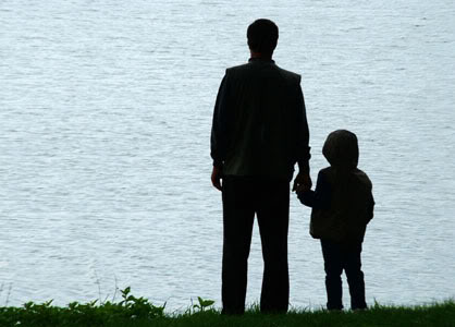 暗巷中看見「怪物」父摀住兒子眼，30年後翻出爸爸日記一切終於真相大白！