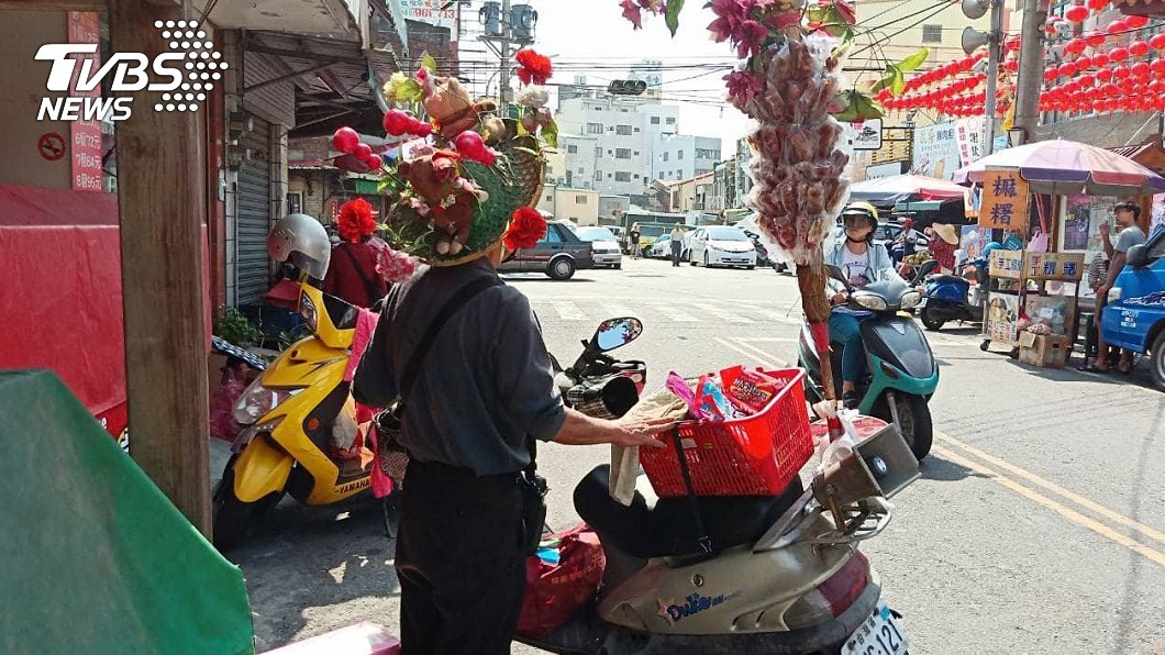 賣到倒下為止!77歲苦命翁「日行百里」賣糖葫蘆 想堅強靠自己活著:日子熬過就好