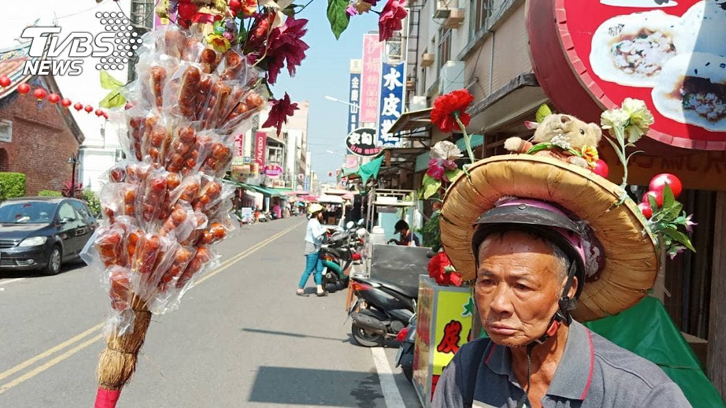賣到倒下為止!77歲苦命翁「日行百里」賣糖葫蘆 想堅強靠自己活著:日子熬過就好