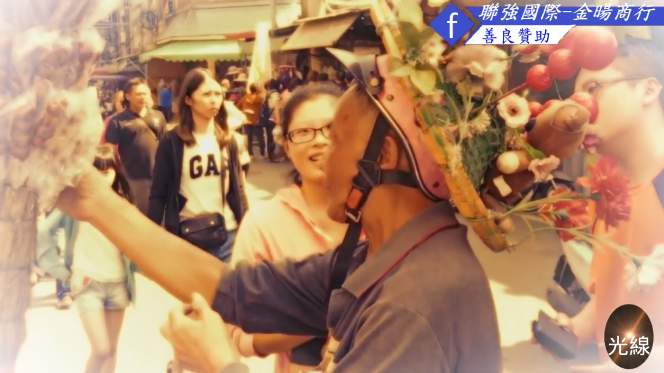 賣到倒下為止!77歲苦命翁「日行百里」賣糖葫蘆 想堅強靠自己活著:日子熬過就好