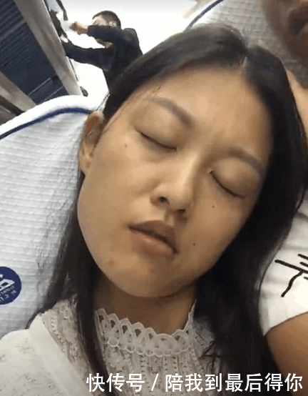 她素顏搭車「被旁邊帥哥嫌棄」 轉頭默默化妝「一抬頭變電眼紅唇正妹」大逆襲:請跟我交往❤