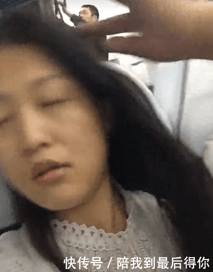 她素顏搭車「被旁邊帥哥嫌棄」 轉頭默默化妝「一抬頭變電眼紅唇正妹」大逆襲:請跟我交往❤