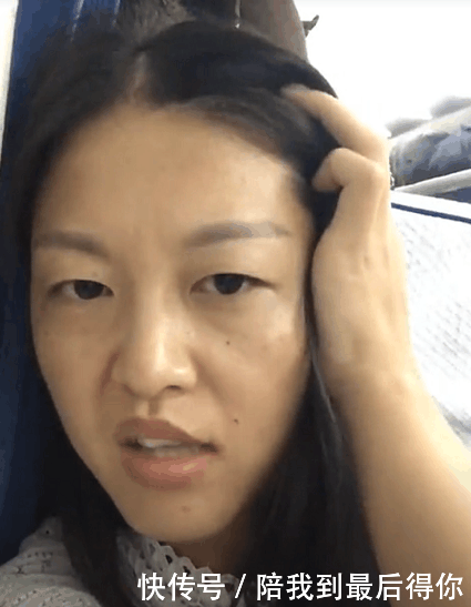 她素顏搭車「被旁邊帥哥嫌棄」 轉頭默默化妝「一抬頭變電眼紅唇正妹」大逆襲:請跟我交往❤