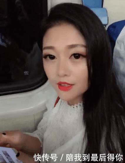 她素顏搭車「被旁邊帥哥嫌棄」 轉頭默默化妝「一抬頭變電眼紅唇正妹」大逆襲:請跟我交往❤