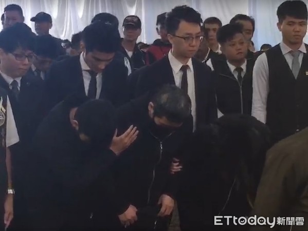 不會怪你!普悠瑪司機現場「下跪淚崩道歉」不斷磕頭 受難家屬攙扶安慰:「其實我們很幸運」