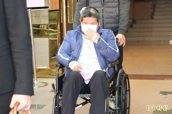 不會怪你!普悠瑪司機現場「下跪淚崩道歉」不斷磕頭 受難家屬攙扶安慰:「其實我們很幸運」