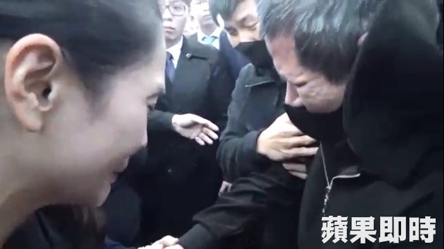 不會怪你!普悠瑪司機現場「下跪淚崩道歉」不斷磕頭 受難家屬攙扶安慰:「其實我們很幸運」