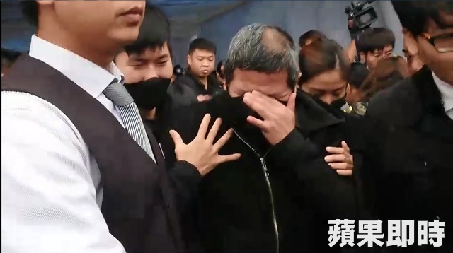 不會怪你!普悠瑪司機現場「下跪淚崩道歉」不斷磕頭 受難家屬攙扶安慰:「其實我們很幸運」