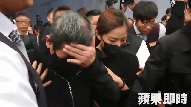 不會怪你!普悠瑪司機現場「下跪淚崩道歉」不斷磕頭 受難家屬攙扶安慰:「其實我們很幸運」