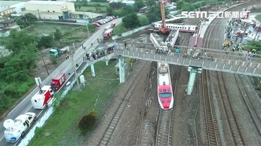 不會怪你!普悠瑪司機現場「下跪淚崩道歉」不斷磕頭 受難家屬攙扶安慰:「其實我們很幸運」