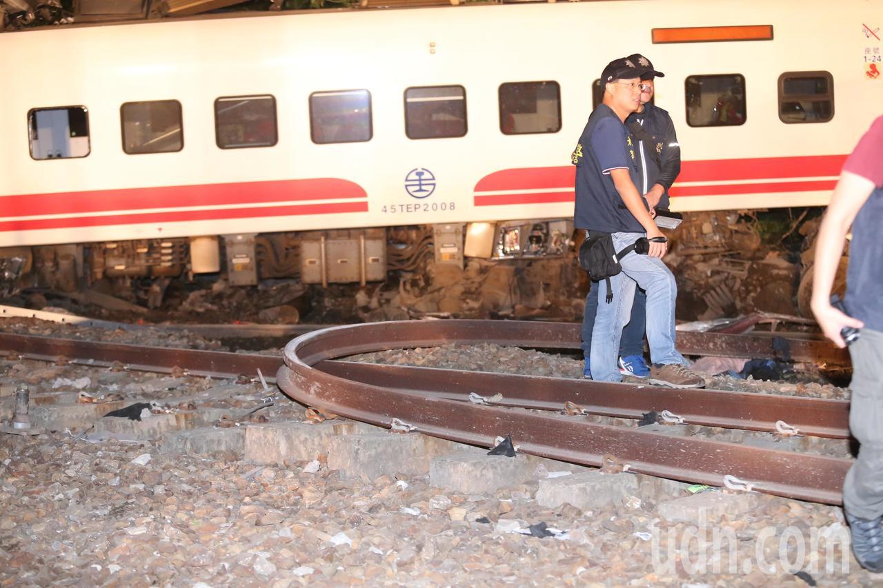 不會怪你!普悠瑪司機現場「下跪淚崩道歉」不斷磕頭 受難家屬攙扶安慰:「其實我們很幸運」