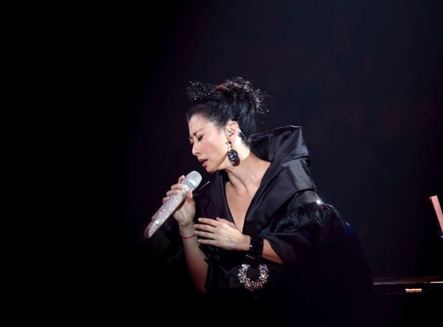 亮麗背後的樸實孝心！葉蒨文「推掉百萬商演」 寸步不離照顧90歲母親：不想再有遺憾