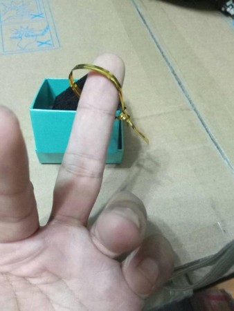 撿到寶了？他路邊「撿到金戒指」好心送警局　細看發現「眼睛業障重」網笑：送我都不要