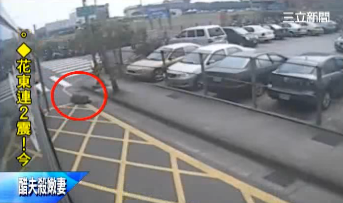「我可以停車救人嗎？」80歲老翁倒路邊  司機乘客協力援救！畫面曝光暖哭萬人