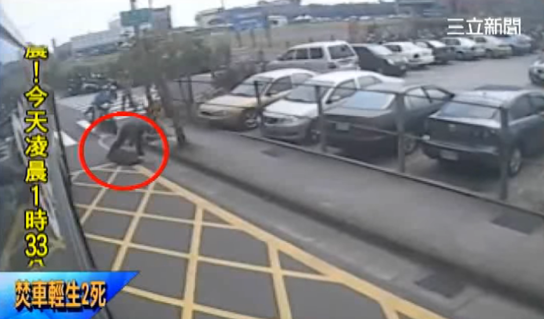 「我可以停車救人嗎？」80歲老翁倒路邊  司機乘客協力援救！畫面曝光暖哭萬人