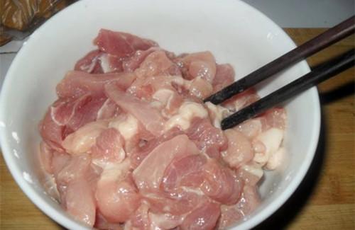 炒豬肉，不要直接下油鍋！炒前多加1步，又香又嫩