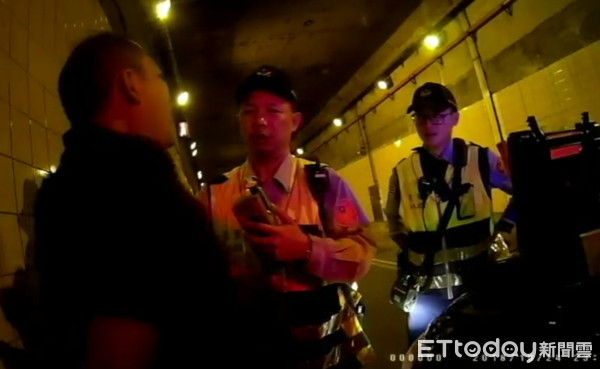 離婚風波擴大！柯以柔老公開車「飄出濃濃X味」強辯被拆穿 　她隔天「嘲諷回應」網讚超霸氣